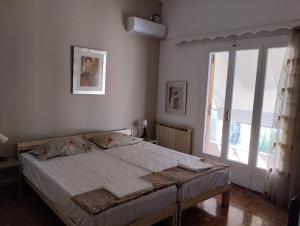 Postel nebo postele na pokoji v ubytování Άνετο στυλάτο σπίτι στο Μικρολίμανο του Πειραιά