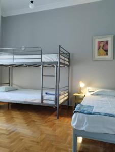 1 dormitorio con 2 literas y suelo de madera en Ήσυχο σπίτι στο Μικρολίμανο, en Pireo