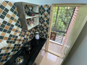 uma pequena cozinha com um fogão e uma janela em Shree 269 em Bangalore