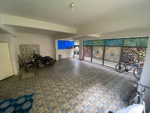 una habitación grande con bicicletas estacionadas en ella en Shree 269 en Bangalore