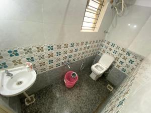 ein Bad mit einem Waschbecken und einem WC in der Unterkunft Shree 269 in Bangalore