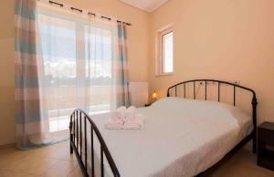 ein Schlafzimmer mit einem Bett mit zwei Handtüchern darauf in der Unterkunft CAMARES HOME Laconian Collection in Sparta