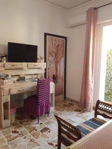 a living room with a desk and a tv at B&B CARRUBBELLE in Ragusa