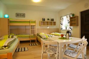 Pokój z łóżkami piętrowymi, stołem i krzesłami w obiekcie Ubytování v soukromí U Volného w mieście Příbor