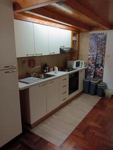 Kuchyňa alebo kuchynka v ubytovaní Il Castello Apartment