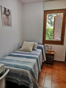 a bedroom with a bed and a window at Apartamento con piscina L' Áncora in Calella de Palafrugell +35 photos