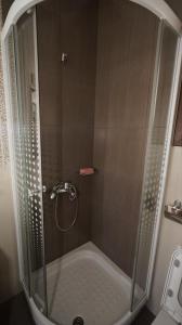 eine Dusche mit Glaskabine im Bad in der Unterkunft Villa Faihs in Áfissos