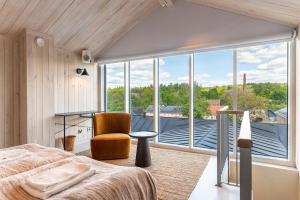 1 dormitorio con cama y ventana grande en Billnäsin ruukki, en Billnäs