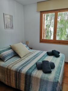 Un pat sau paturi într-o cameră la Apartamento con piscina L' Áncora