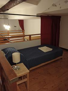 1 dormitorio con 1 cama y 1 mesa con lámpara en Il Castello Apartment en Nápoles