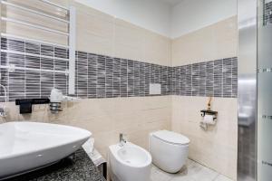 Un baño blanco con lavabo e inodoro. en Saint Peter Elegance Suite, en Roma