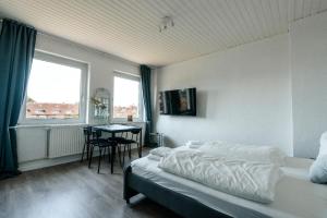 sypialnia z łóżkiem i stołem w obiekcie Geräumige 2-Zimmer-Wohnung w mieście Neustadt in Holstein