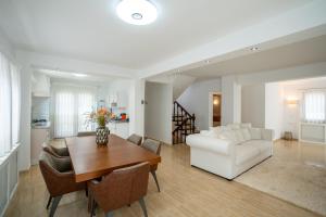 sala de estar con mesa y sofá blanco en Casa Malvina en Calonge