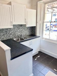 Kuchyň nebo kuchyňský kout v ubytování Torquay, 2 bedrooms, Sleep 6, Free Parking, Torbay + 4 fotografie
