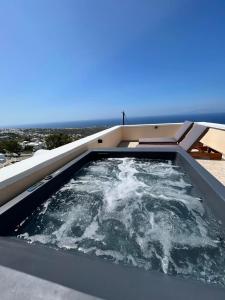 bañera de hidromasaje en la azotea de una casa en Sunset Paradise Oia en Oia