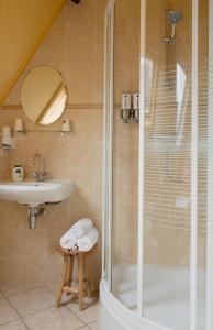 een badkamer met een douche en een wastafel bij Logement Stedswal in Sloten