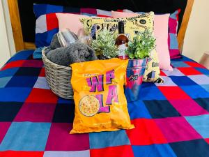 ein Bett mit einem Korb mit Essen und einer Tasche mit Snacks in der Unterkunft Casa Bonita Pimentel 