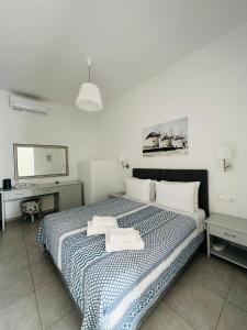 1 dormitorio con 1 cama con 2 toallas en Villa Oceania en Tourlos