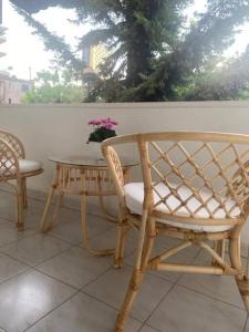 un tavolo, una sedia, un tavolo e una finestra di Apartament in center Tirane a Tirana