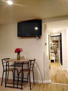 Televízia a/alebo spoločenská miestnosť v ubytovaní RABSKI DVOR