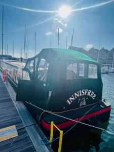 利物浦的住宿－Lovely 2-Bedroom Barge Brunswick Dock Liverpool!，船停靠在水面上的码头