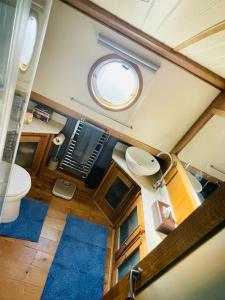 Bathroom sa Lovely 2-Bedroom Barge Brunswick Dock Liverpool!