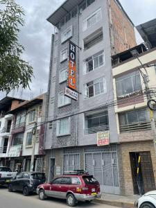 un edificio con un cartel en el costado en HOTEL KILLASUMAQ, en Cajamarca