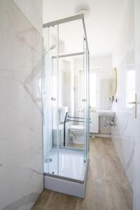 une douche en verre dans une salle de bain avec un lavabo dans l'établissement 2-Zimmer-Wohnung in Meeresnähe, à Neustadt in Holstein