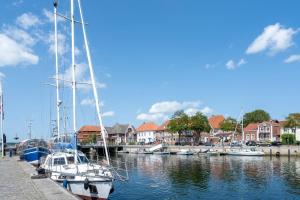 un voilier amarré à un quai dans un port de plaisance dans l'établissement 2-Zimmer-Wohnung in Meeresnähe, à Neustadt in Holstein