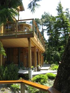 Casa in legno con balcone in giardino. di Reef Point Oceanfront Bed and Breakfast a Ucluelet