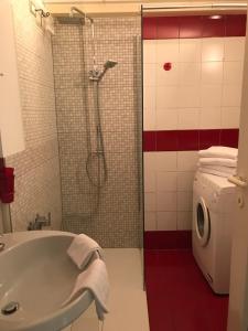 a bathroom with a tub and a shower and a toilet at Hotel Bersagliere in Laglio