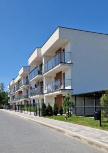 ein Apartmenthaus mit Balkon auf einer Straße in der Unterkunft Apartamenty Parkowe D9 in Oświęcim