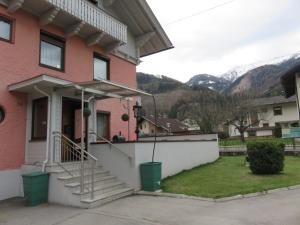 Vista generica sulle montagne o vista sulle montagne dall'interno del bed & breakfast