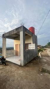 um edifício com um sinal na lateral em Vila Kopi Ciwidey em Ciwidey