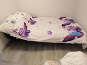 un letto con fiori sopra in una stanza di Apartament Mielczarskiego a Elblag