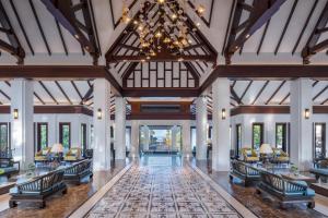 カオラックにあるJW Marriott Khao Lak Resort Suitesの大きな天井のロビーの内側を望む客室です。