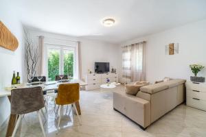 a living room with a couch and a table at Anda - Kuća za odmor in Milna