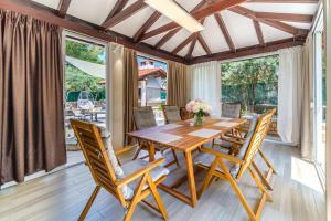 a dining room with a wooden table and chairs at Anda - Kuća za odmor in Milna