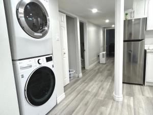 lavadora y secadora en la sala de estar en Perfect location comfort private house lower level 2 bedroom unit, en Mississauga
