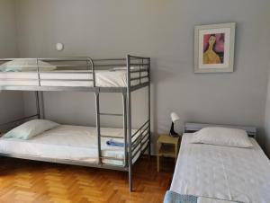 Postel nebo postele na pokoji v ubytování Άνετο στυλάτο σπίτι στο Μικρολίμανο του Πειραιά