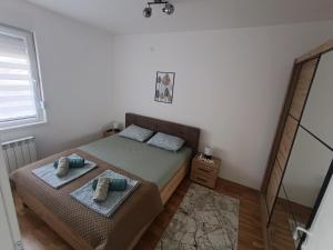 Dormitorio pequeño con cama y espejo en Apartment Eight - Pirot en Pirot