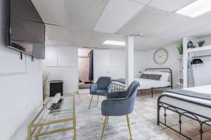 TV a/nebo společenská místnost v ubytování Opuluxe Luxe Dream Duluth Home Sleeps 10