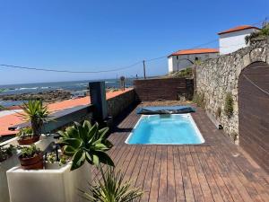 basen na patio z kamienną ścianą w obiekcie Casa en el Atlantico, Villa encima del Mar, A Guarda, Rias Bajas w mieście A Guarda