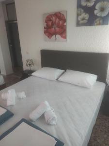 Un pat sau paturi într-o cameră la PELEKAN rooms and apartments Athina 33