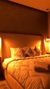 łóżko z białą pościelą i poduszkami w pokoju w obiekcie El mhamid w Marakeszu