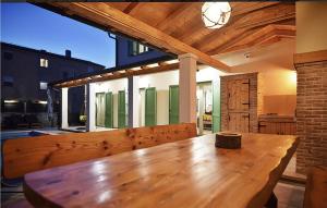 une grande table en bois au milieu d'une pièce dans l'établissement 3 Bedroom Lovely Home In Peroj, à Peroj