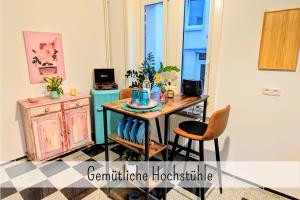 Habitación con mesa, sillas y mesa. en Uhlpartment - Romantisches Apartment im Zentrum, en Uelzen