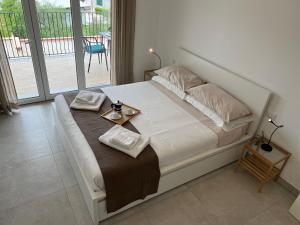 um quarto com uma cama e vista para uma varanda em Naiade Apartment em Isola del Liri