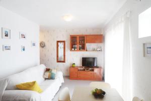 TV a/nebo společenská místnost v ubytování TU CASA CERCA DEL MAR
