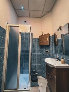 bagno con doccia e lavandino di Chambres Du Monde a Cagliari